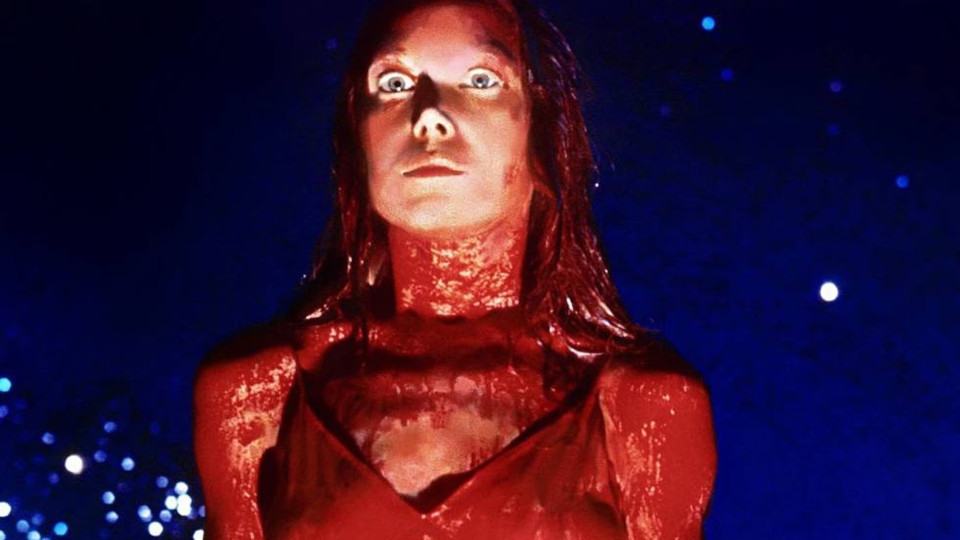 Fotograma de la película de 1976, con Carrie manchada de sangre y la mirada siniestra