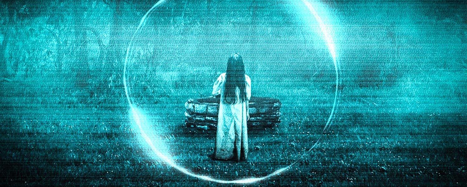 Imagen de la pelicula, con la niña recien salida del pozo