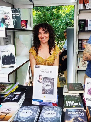 Fotografía de Isabel Pedrero durtante una firma de Intra