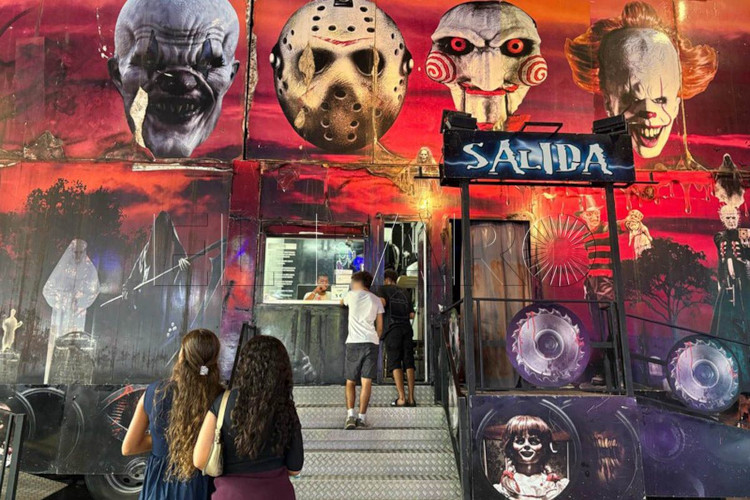 Fotografía de la entrada a una atracción pasaje del terror