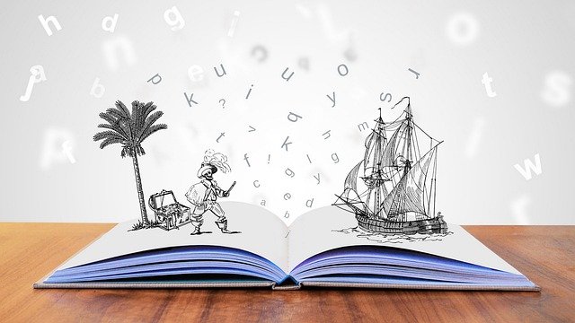 Montaje de un libro abierto del que salen letras, un barco yun pirata junto a un tesoro