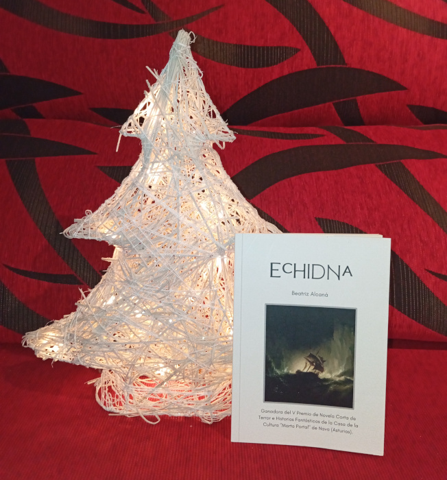 Un ejemplar de Echidna junto a un árbol de navidad en miniatura