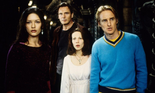 Fotograma de la película The haunting (1999) en el que salen Catherine Zeta-Jones, Liam Neeson, Lily Taylor y Owen Wilson