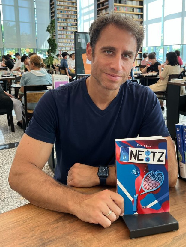 David Nel posando con un ejemplar de Netz