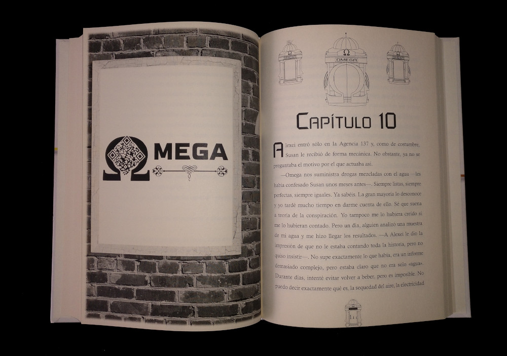 Detalle interior del libro, con el comienzo de un capítulo a la derecha y una ilustración a la izquierda, con una parez de ladrillo y un cartel en el que se lee Omega y con un código QR