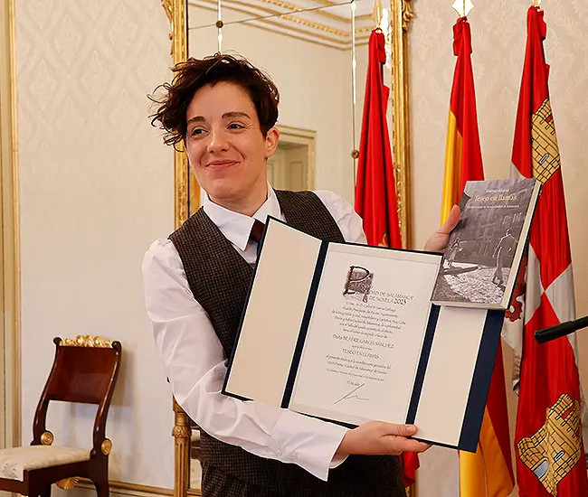 Beatriz Alcaná recibiendo el premio Ciudad de Salamanca